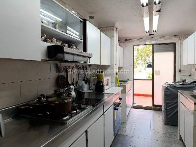 Apartamento de 3 alcobas en arriendo en El Poblado, Medellín, 156 m² · foto 8 de 17