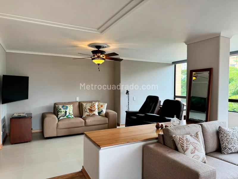 Apartamento Amoblado de 3 Alcobas con Estudio en El Poblado - 3