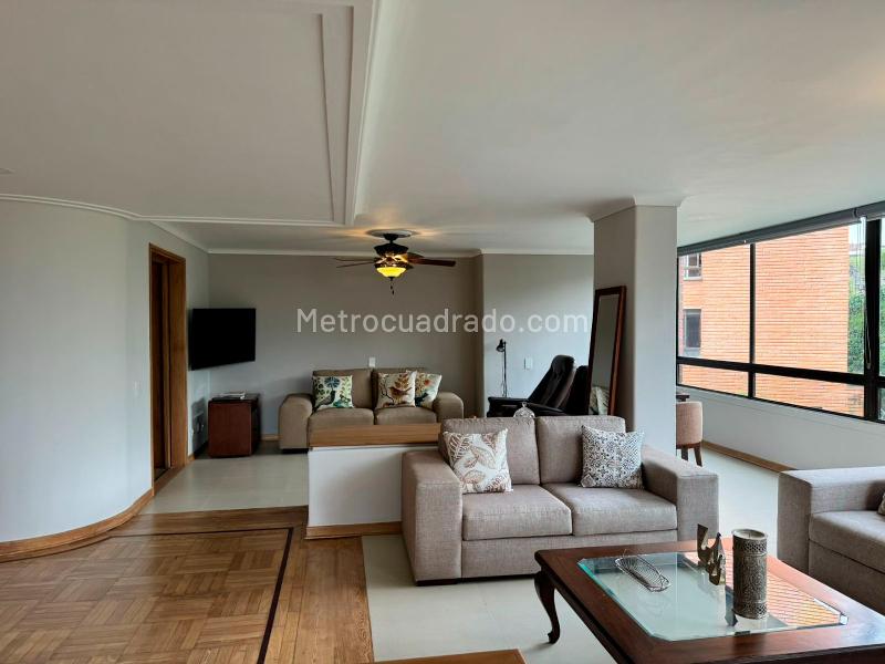 Apartamento Amoblado de 3 Alcobas con Estudio en El Poblado - 4