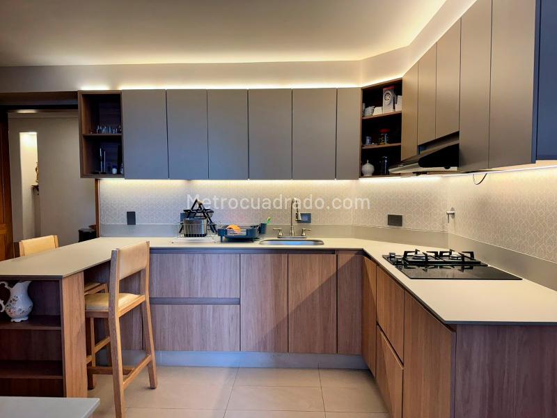 Apartamento Amoblado de 3 Alcobas con Estudio en El Poblado - 8