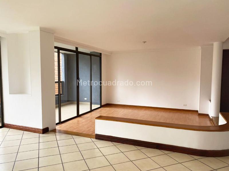 Spacious 3BR Apartment Near Services in El Poblado - 2