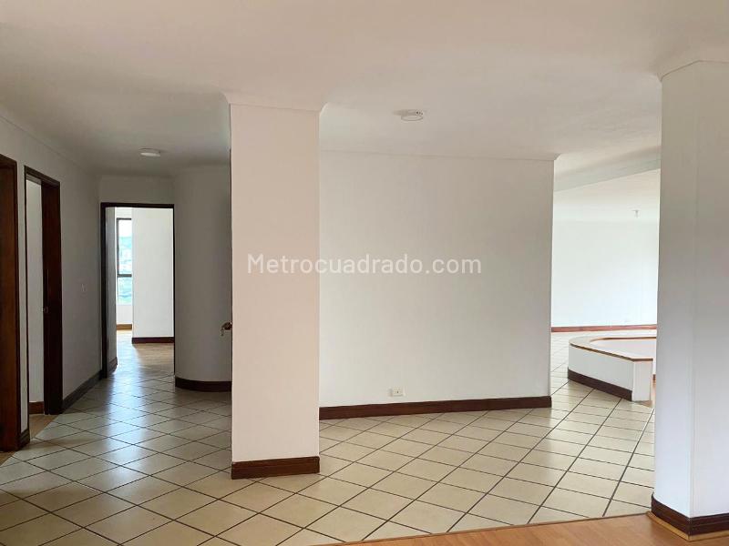 Spacious 3BR Apartment Near Services in El Poblado - 4