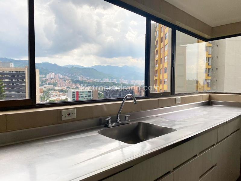 Spacious 3BR Apartment Near Services in El Poblado - 8