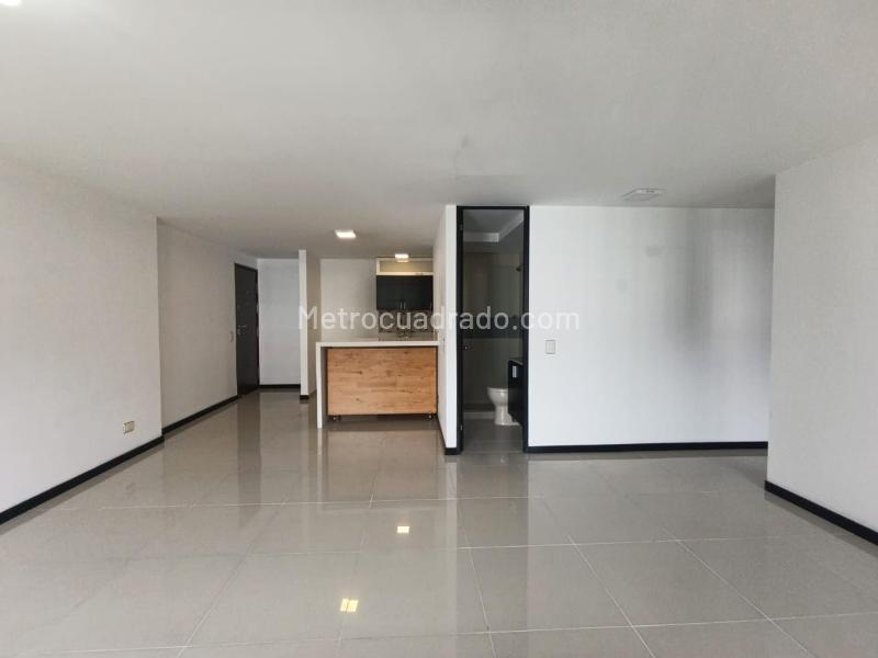 Apartamento de 2 Alcobas con Balcón y Parqueadero Cubierto en El Poblado - 2