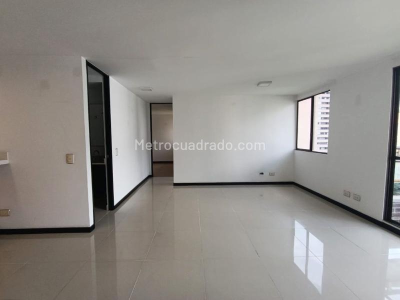 Apartamento de 2 Alcobas con Balcón y Parqueadero Cubierto en El Poblado - 3
