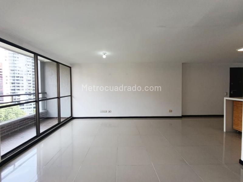 Apartamento de 2 Alcobas con Balcón y Parqueadero Cubierto en El Poblado - 4