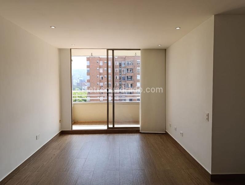 Apartamento de 3 Alcobas con Balcón y Parqueadero Cubierto en El Poblado