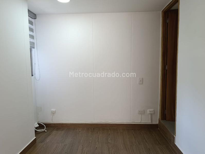 3BR Apartment with Balcony and Covered Parking in El Poblado - 6