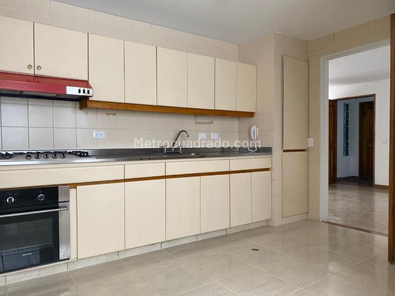 3BR Apartment with Balcony and Covered Parking in El Poblado - 6