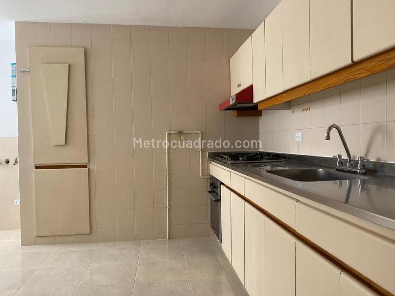 3BR Apartment with Balcony and Covered Parking in El Poblado - 7