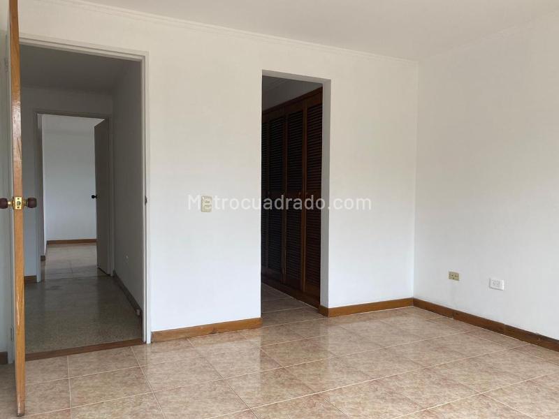 3BR Apartment with Balcony and Covered Parking in El Poblado - 9