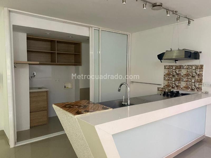 Apartamento Moderno de 2 Alcobas con Luz Natural en El Poblado - 7