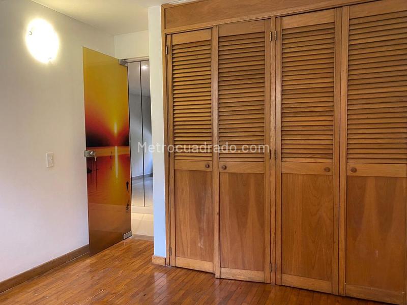 Apartamento Moderno de 2 Alcobas con Luz Natural en El Poblado - 9