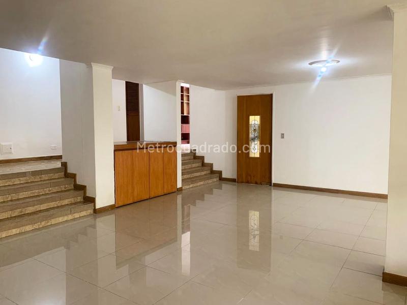 3BR Apartment with Balcony & Covered Linear Parking in El Poblado