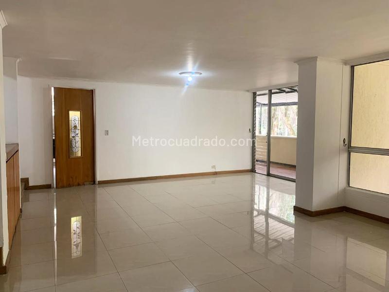 3BR Apartment with Balcony & Covered Linear Parking in El Poblado - 2