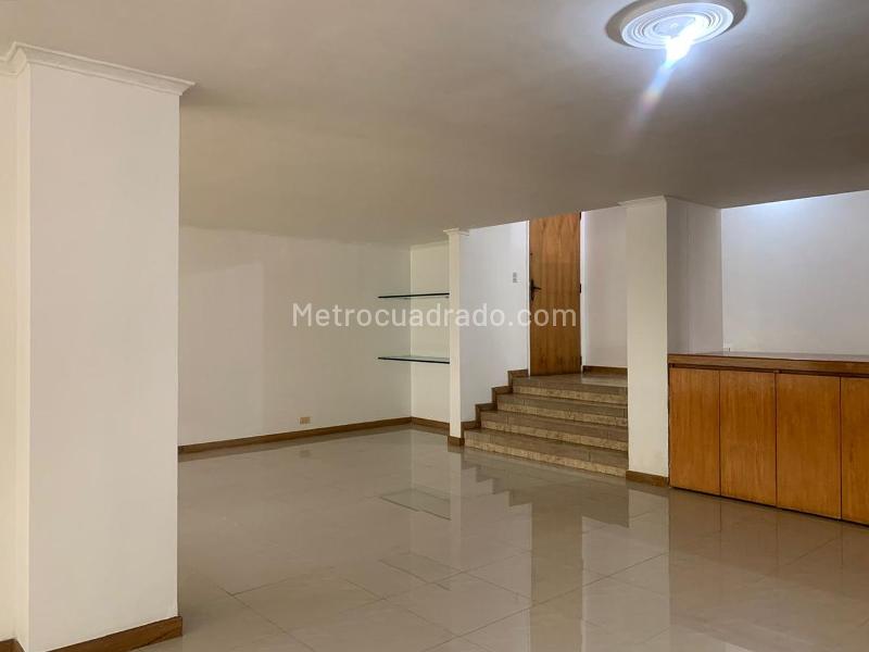 3BR Apartment with Balcony & Covered Linear Parking in El Poblado - 3