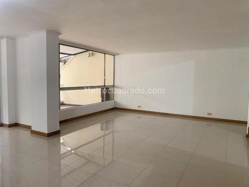 3BR Apartment with Balcony & Covered Linear Parking in El Poblado - 4