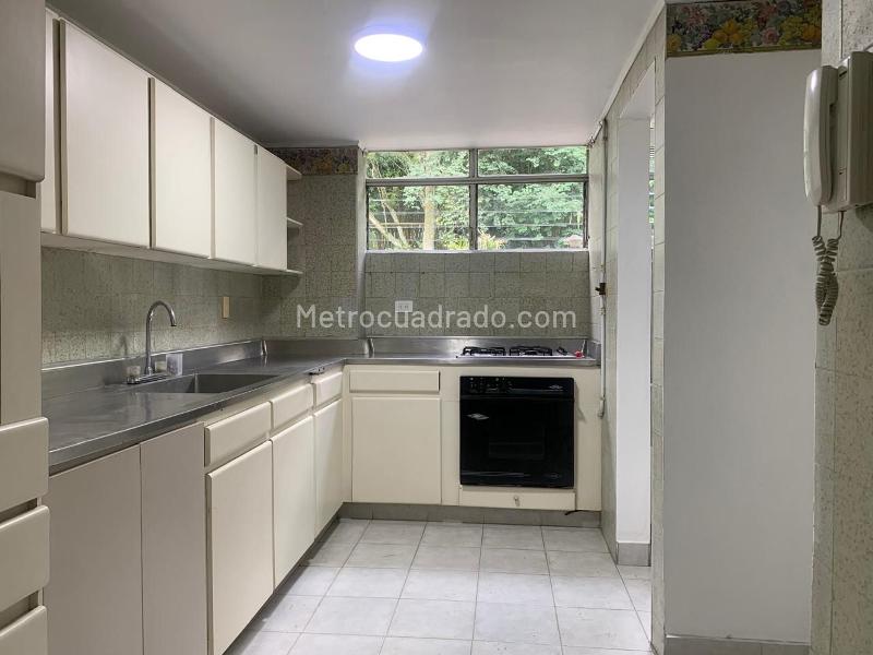 3BR Apartment with Balcony & Covered Linear Parking in El Poblado - 5