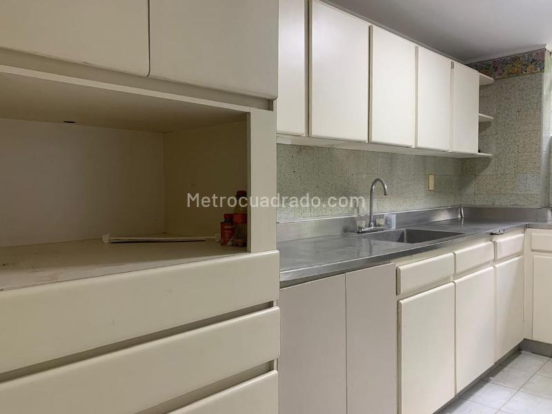 3BR Apartment with Balcony & Covered Linear Parking in El Poblado - 6