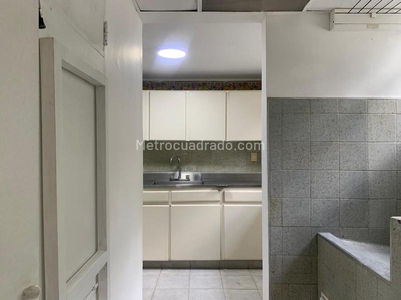 3BR Apartment with Balcony & Covered Linear Parking in El Poblado - 7