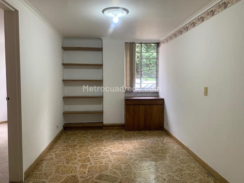 3BR Apartment with Balcony & Covered Linear Parking in El Poblado - 8