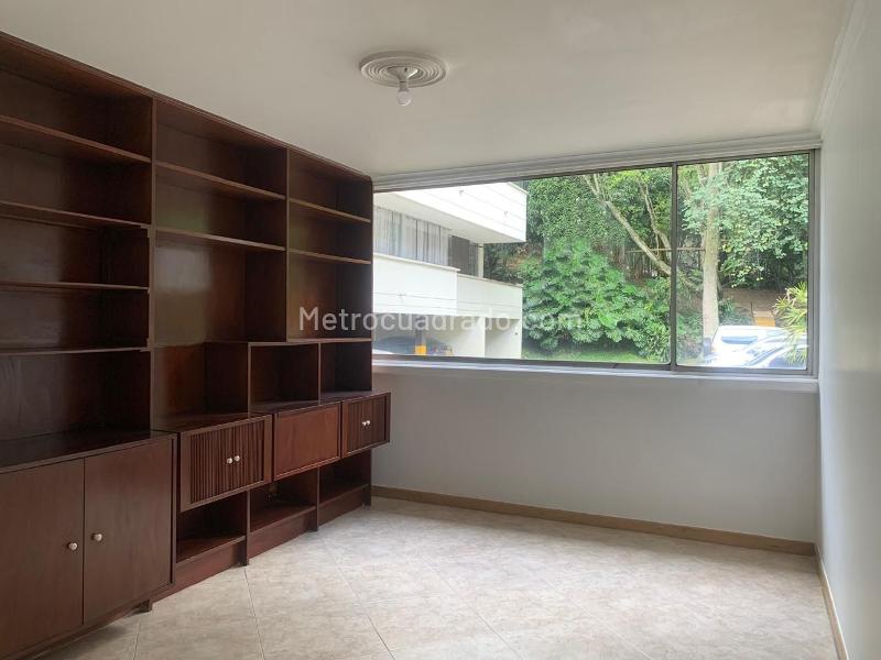 3BR Apartment with Balcony & Covered Linear Parking in El Poblado - 9