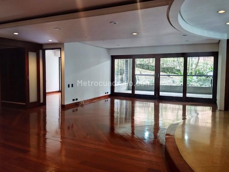 Luxurious 3BR Apartment with Jacuzzi in El Poblado - 2
