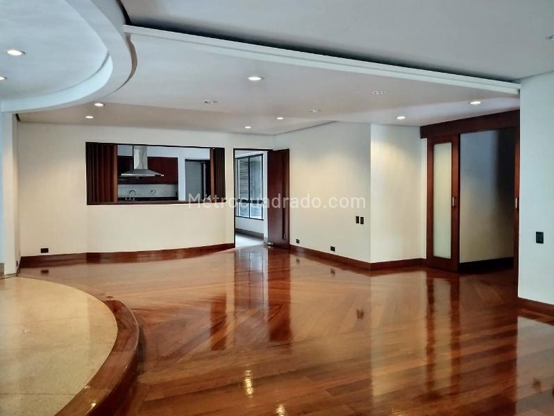 Luxurious 3BR Apartment with Jacuzzi in El Poblado - 4
