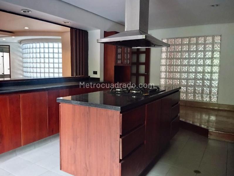 Luxurious 3BR Apartment with Jacuzzi in El Poblado - 5
