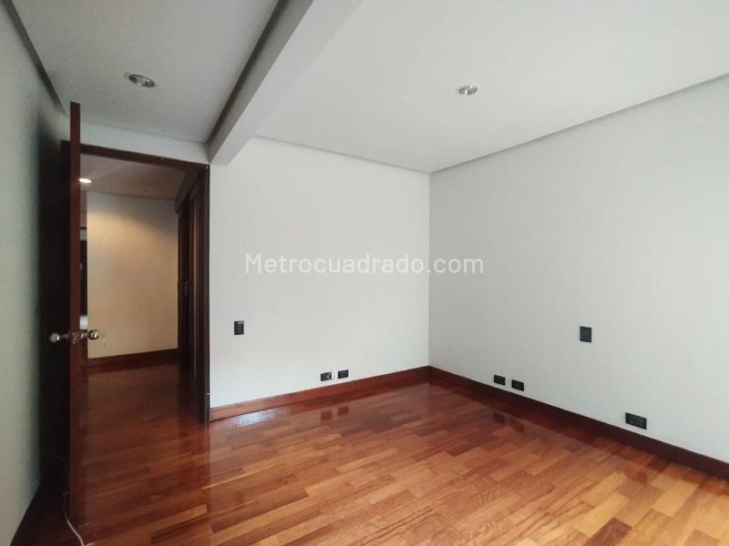 Luxurious 3BR Apartment with Jacuzzi in El Poblado - 8