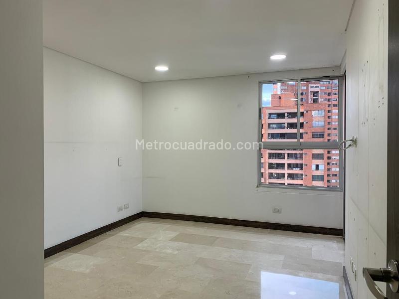 Modern 3BR Apartment with High-End Amenities in El Poblado - 9