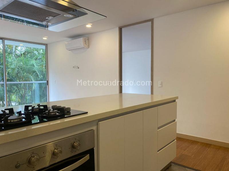 1BR Loft-Style Studio with Balcony and Covered Parking in El Poblado - 5