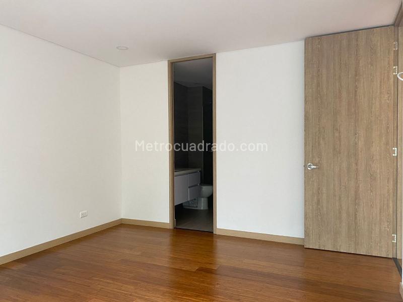 1BR Loft-Style Studio with Balcony and Covered Parking in El Poblado - 8