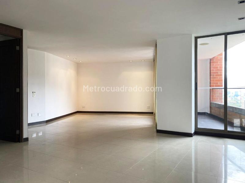 Apartamento de 3 Alcobas en El Poblado en Conjunto Cerrado Cerca del Parque - 2