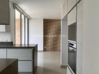 Apartamento de 3 alcobas en arriendo en El Poblado, Medellín, 173 m² · foto 9 de 18
