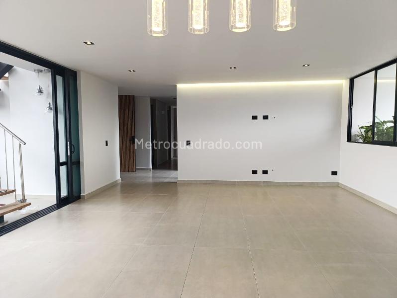 Apartamento Moderno de 4 Alcobas Cerca a Centros Comerciales en El Poblado