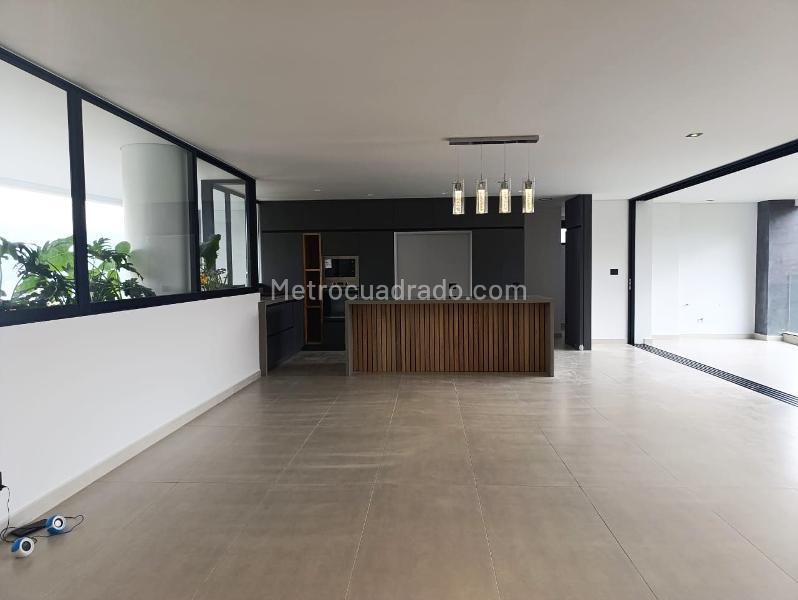 Modern 4BR Apartment near Shopping in El Poblado - 3