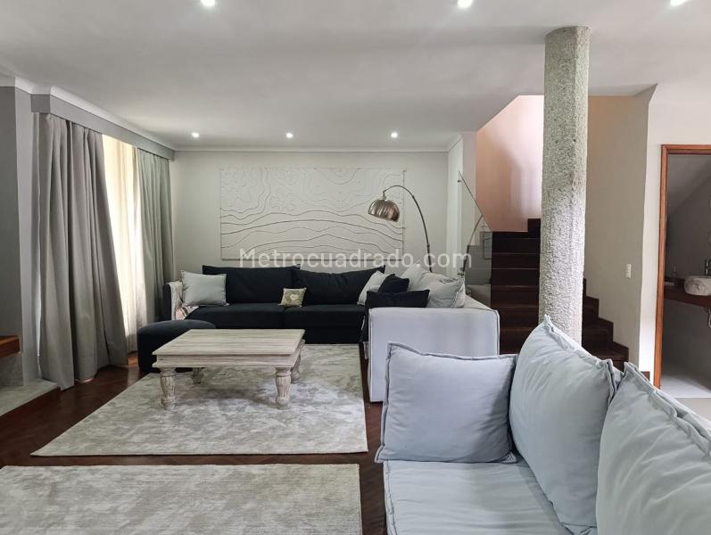 Casa de 4 Alcobas en Conjunto Cerrado con Piscina Privada en El Poblado