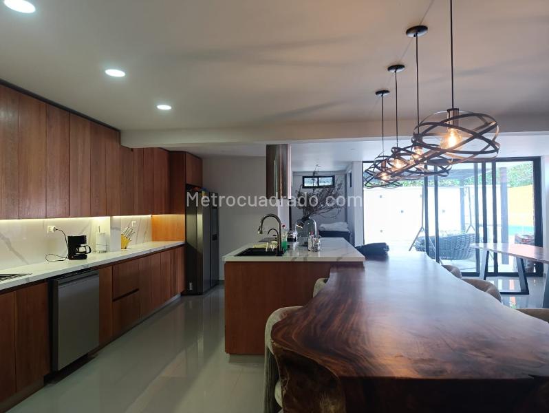 Casa de 4 Alcobas en Conjunto Cerrado con Piscina Privada en El Poblado - 6