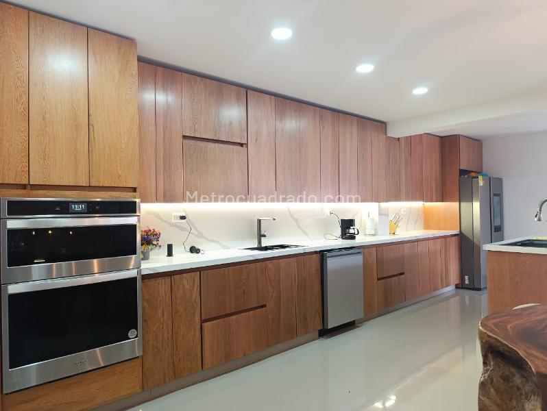 Casa de 4 Alcobas en Conjunto Cerrado con Piscina Privada en El Poblado - 7