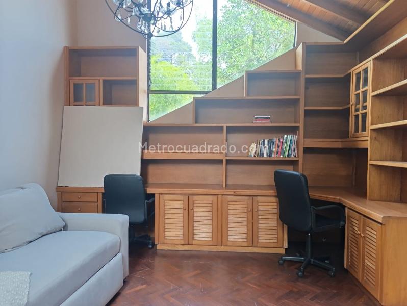 Casa de 4 Alcobas en Conjunto Cerrado con Piscina Privada en El Poblado - 9
