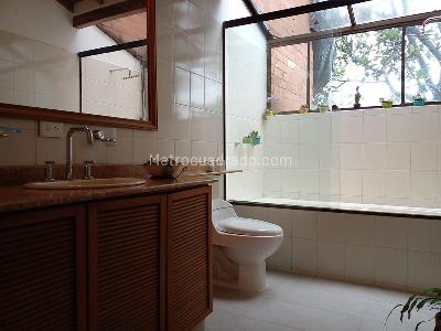 Casa de 3 alcobas en arriendo en El Poblado, Medellín, 250 m² · foto 18 de 20