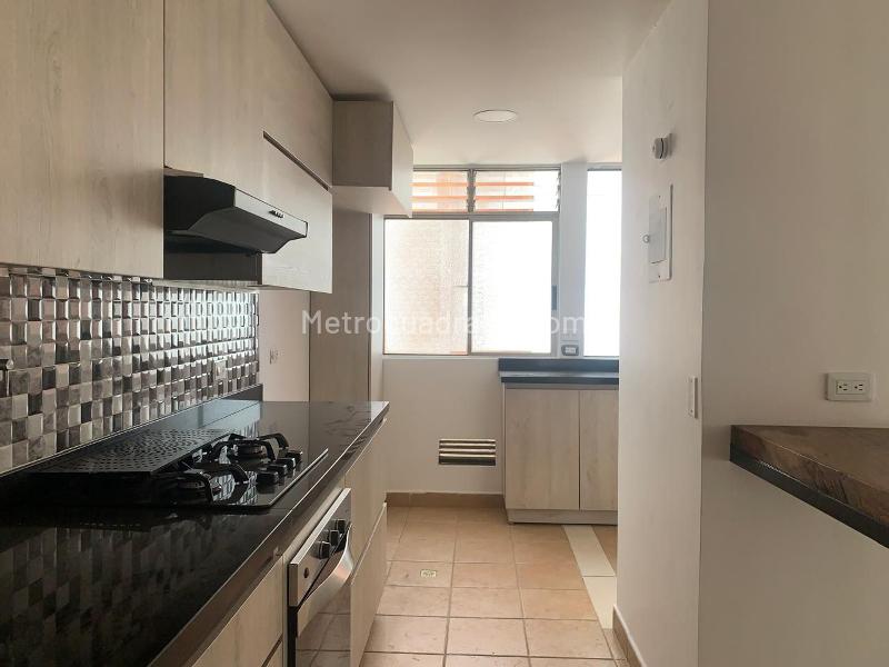 Apartamento de 2 Alcobas con Balcón y Parqueadero Cubierto en El Poblado - 3