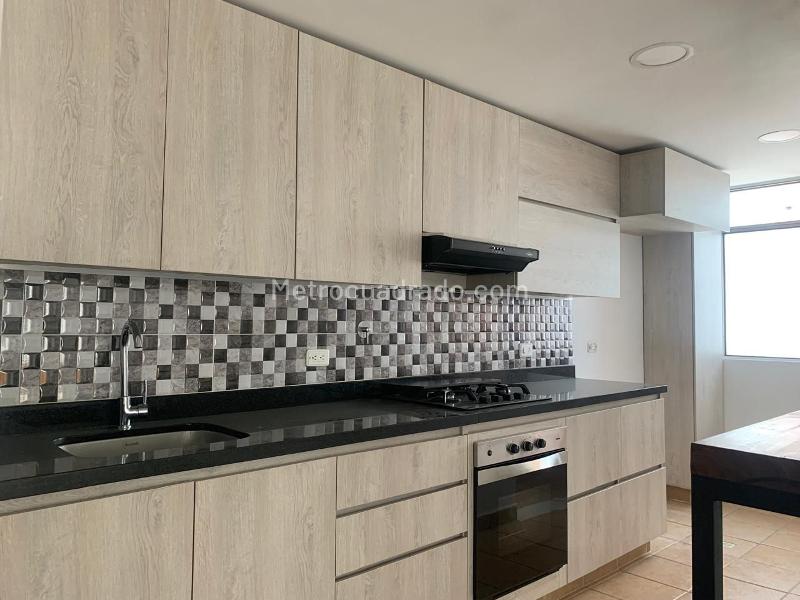 Apartamento de 2 Alcobas con Balcón y Parqueadero Cubierto en El Poblado - 4