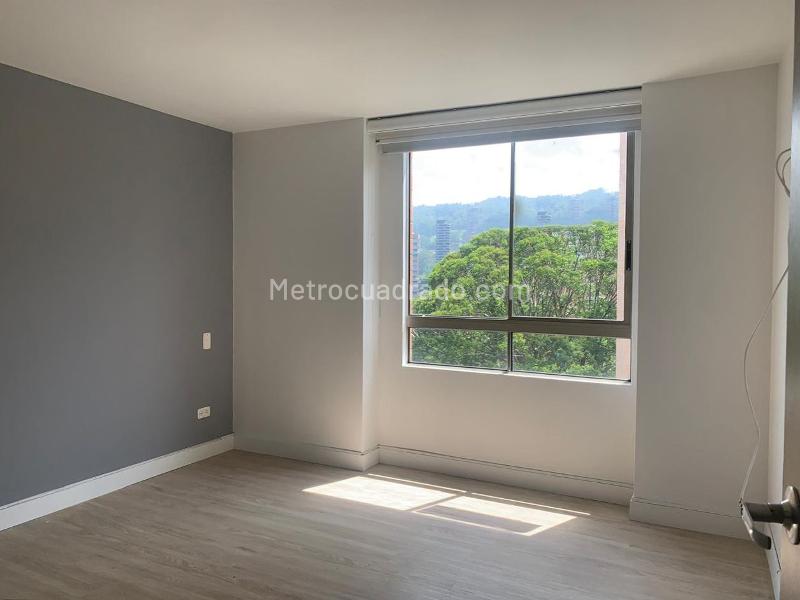 Apartamento de 2 Alcobas con Balcón y Parqueadero Cubierto en El Poblado - 8