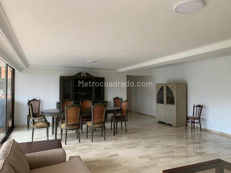 4BR Apartment with Study and Covered Parallel Parking in El Poblado - 2