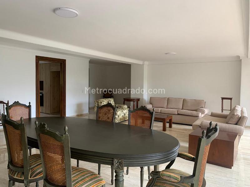 4BR Apartment with Study and Covered Parallel Parking in El Poblado - 3
