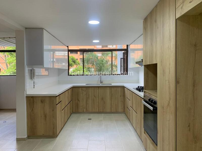 4BR Apartment with Study and Covered Parallel Parking in El Poblado - 4