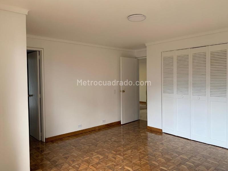 4BR Apartment with Study and Covered Parallel Parking in El Poblado - 9