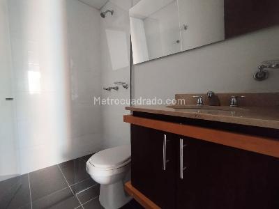 Apartamento de 3 alcobas en arriendo en El Poblado, Medellín, 116 m² · foto 9 de 10